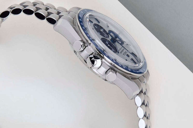 Speedmaster Professional Moonwatch 'Silver Snoopy Award'