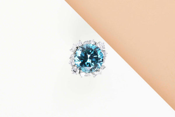 18ct. White Gold Ring - Size 54 - Light Blue Topaas - 10 Navette Cut Diamonds - 6 Round Cut Diamonds