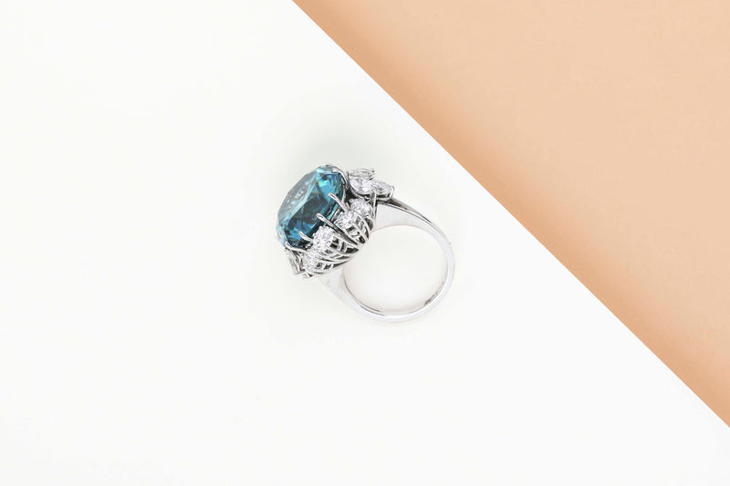 18ct. White Gold Ring - Size 54 - Light Blue Topaas - 10 Navette Cut Diamonds - 6 Round Cut Diamonds