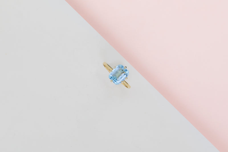 18 ct. Yellow Gold Ring - Blue Topaz - Size 57